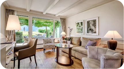 Wohnzimmer mit Aussicht Helles Wohnzimmer mit Sofa und Aussicht